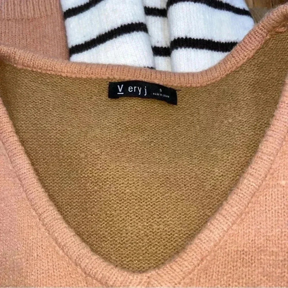 Very J size S mixed media v- neck sweater with light intentional piling. - Picture 5 of 7